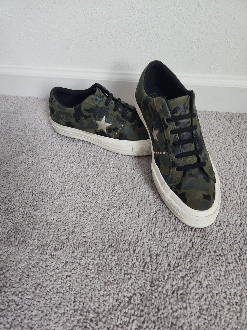 ⭐RARE FIND⭐ Unisex Camouflage Low-Top Sneakers with Star Accent - Green